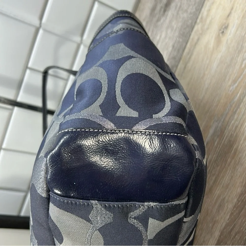 Coach Gallery Optic Navy Shoulder Bag in GUC! - Picture 6 of 9